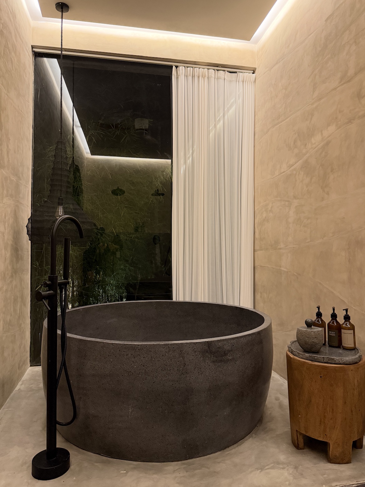Grand Deluxe Suite With Private Pool & Bathtub 11