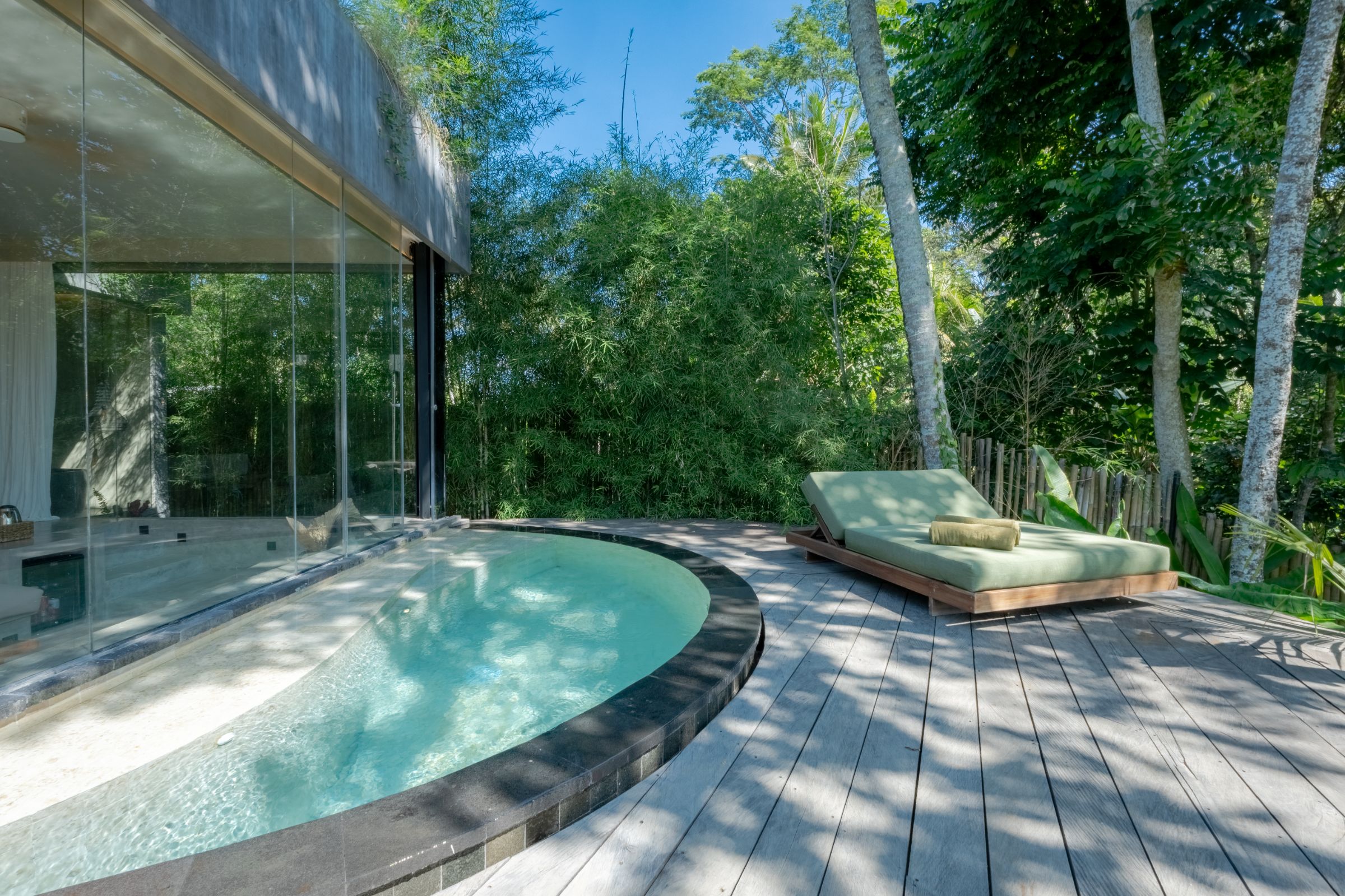 Grand Deluxe Suite With Private Pool & Bathtub 12