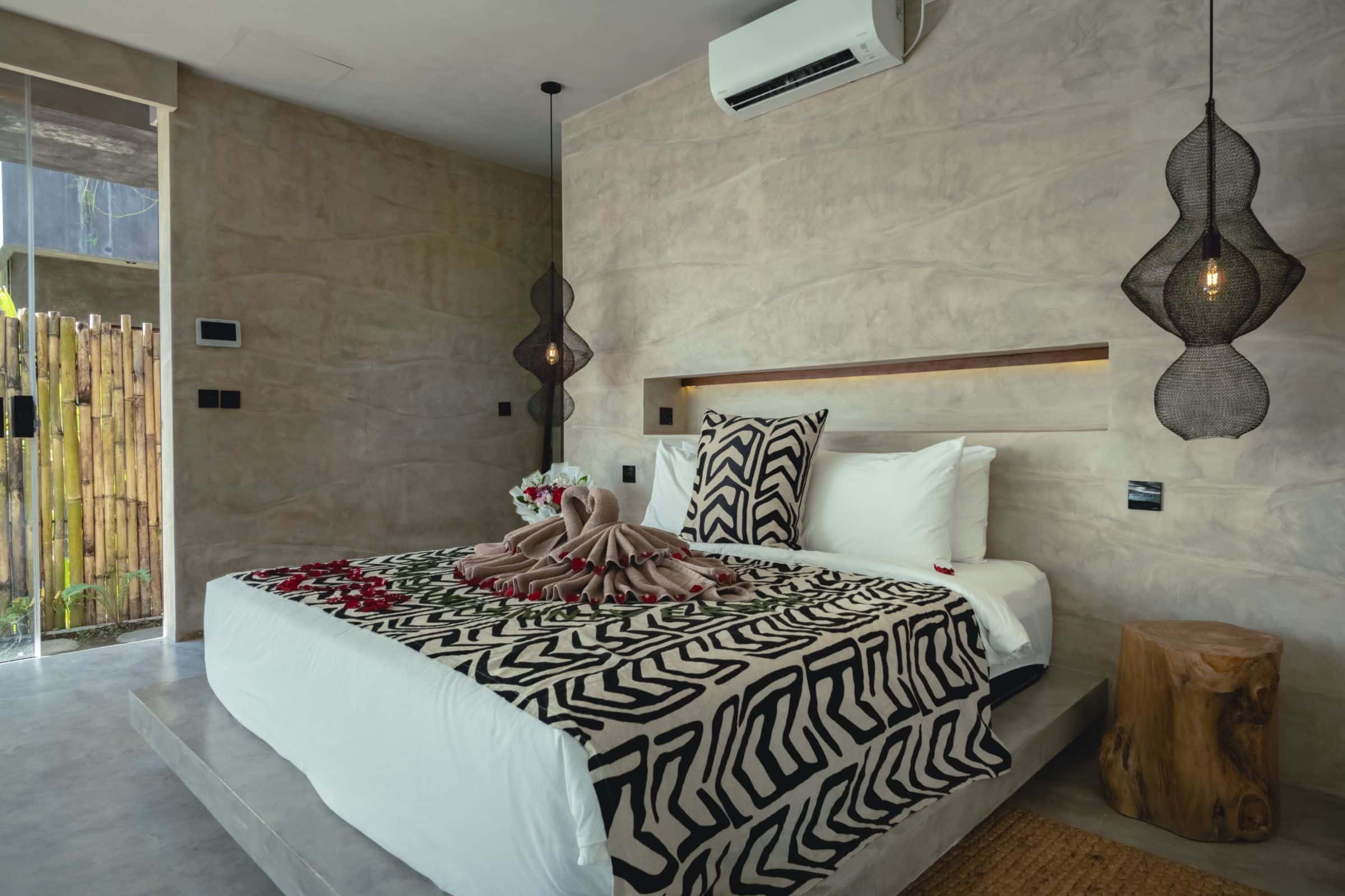 Grand Deluxe Suite With Private Pool & Bathtub 6