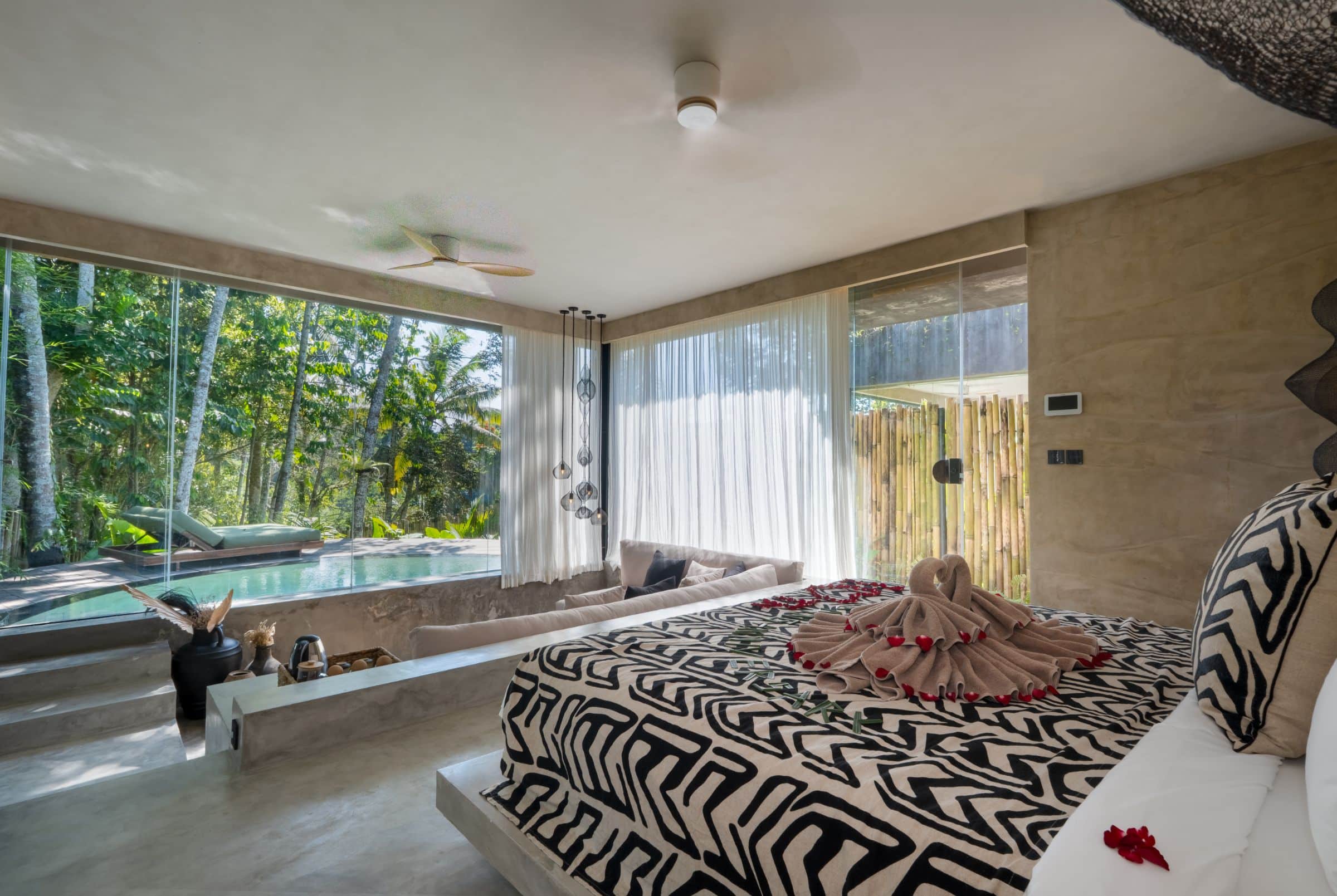 Grand Deluxe Suite With Private Pool & Bathtub 8
